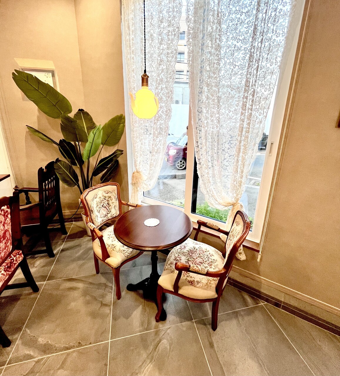 小さな丸テーブル席（Small Round Table）