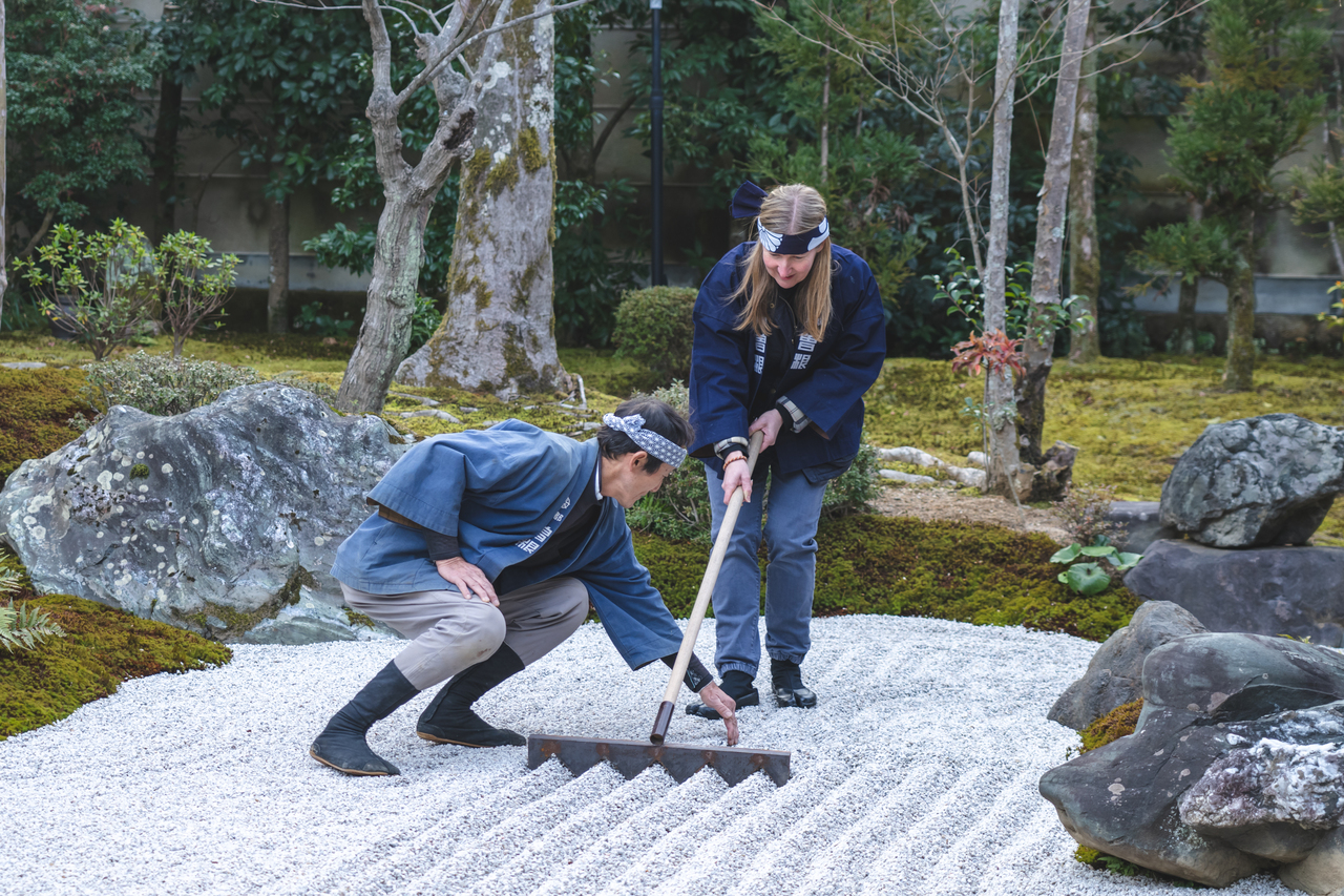 Sand Pattern Drawing Experience with English interpretation