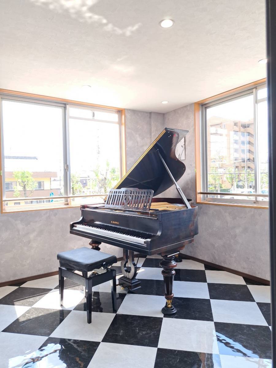 【北園校】2階第1レッスン室（グランドピアノ）