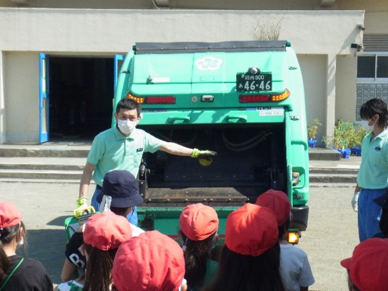 ごみ収集車の仕組みとごみのゆくえをご紹介いたします。 参加者には記念にごみ収集車のペーパークラフトをプレゼント