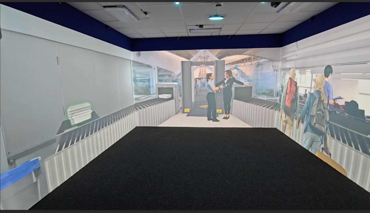 没入型映像空間を用いた保安検査エリアシュミレーションコンテンツのご体験