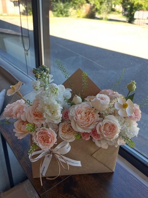 SPECIAL【２月限定　春先取りチューリップを使ったレター型アレンジ】レターのかたちをした可愛い置き型アレンジをつくる