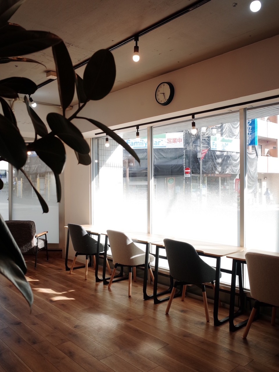 EASE CAFE 座席予約はこちらから。