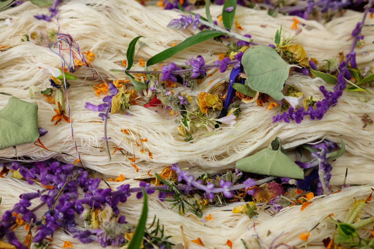 バンドルダイでコットン糸を染める - 草木染めワークショップ