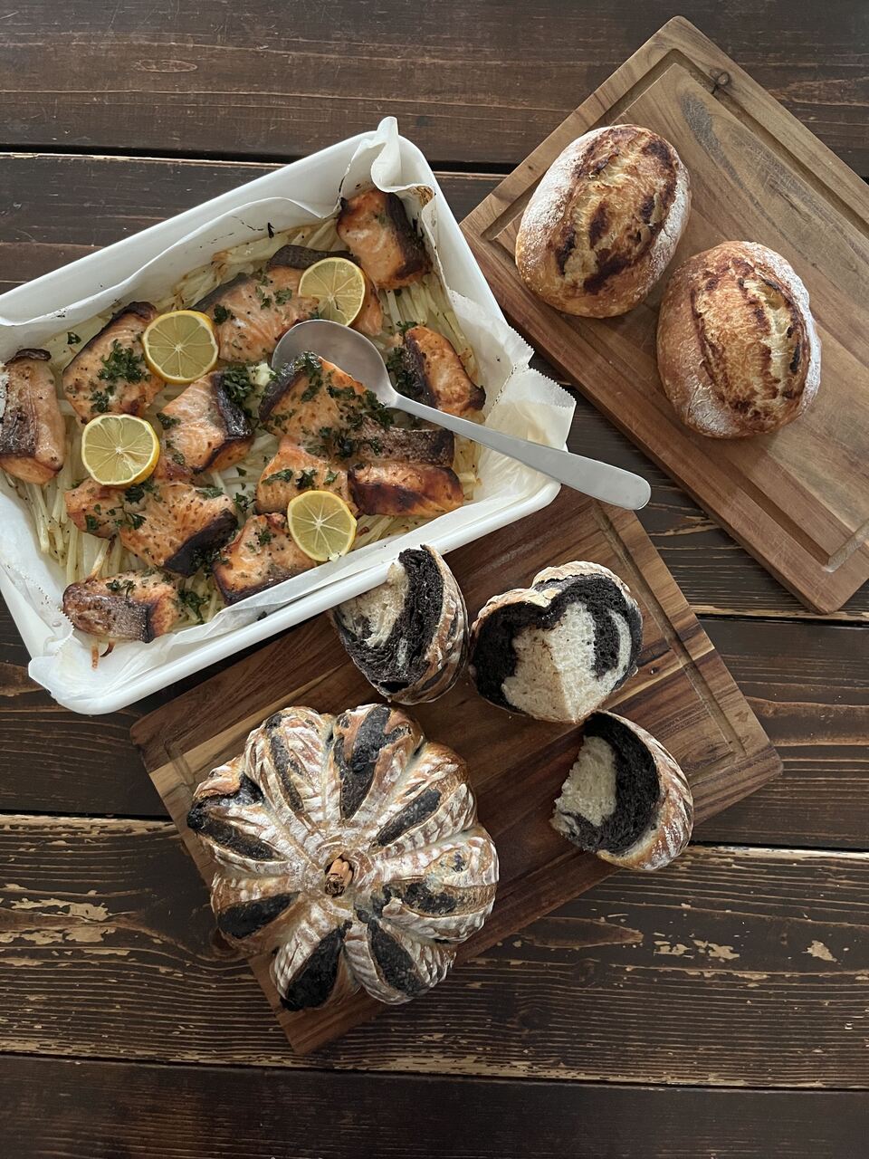 チョコマーブルかぼちゃカンパーニュ & シナモンシュガートップのクッペ レモン塩麹のサーモンとじゃがいものロースト