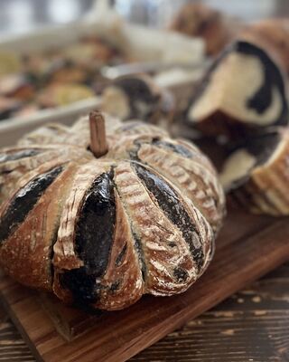 チョコマーブルかぼちゃカンパーニュ & シナモンシュガートップのクッペ レモン塩麹のサーモンとじゃがいものロースト