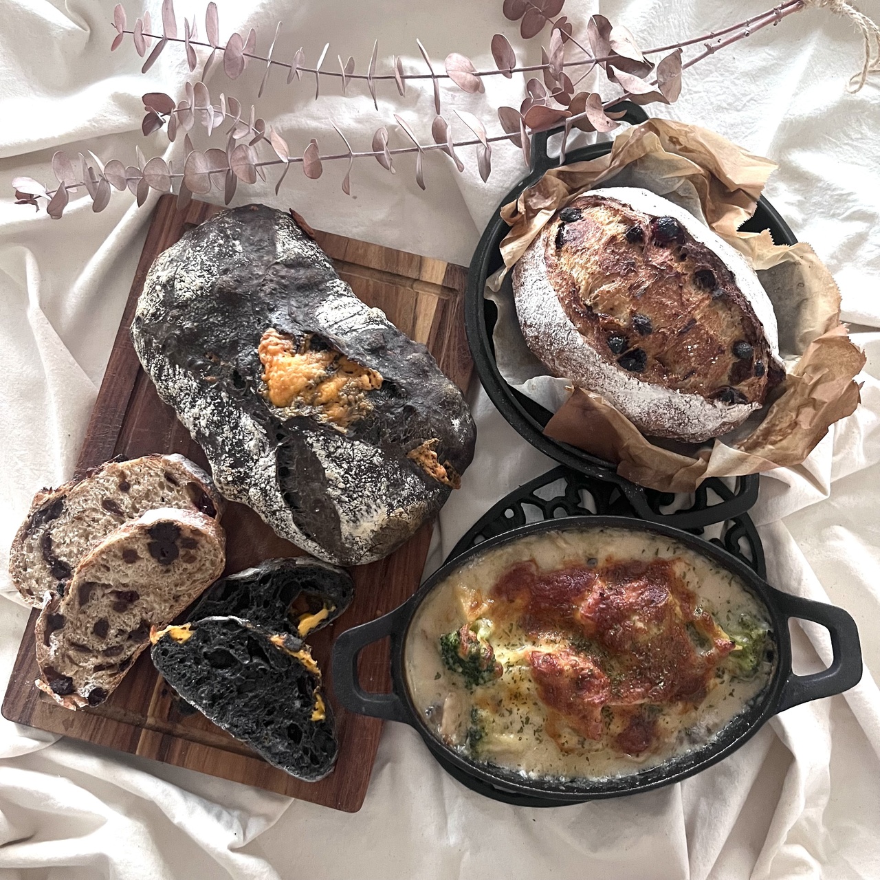 高加水!イカスミチェダーチーズチャパタ&ラムフルーツのカンパーニュ、だし塩麹の根菜グラタン