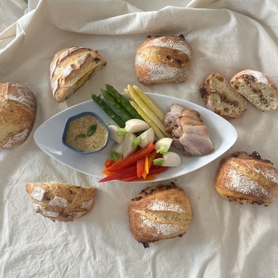 パラダイス×バジル酵母ストレート法で2種のパン！塩バター丸フランス＆サルシッチャジェノベーゼ