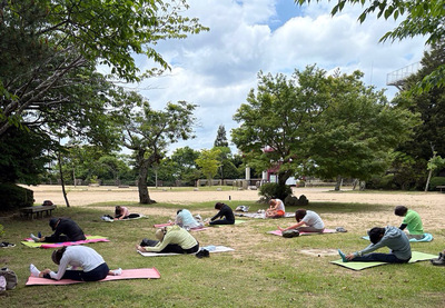 山上でストレッチヨガ