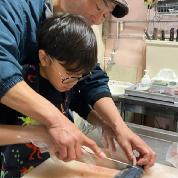 佐々木さんとお魚さばき体験_北海道(厚真)プログラム_ポケマルおやこ地方留学2025夏