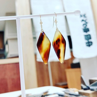 希少なべっ甲であなただけの作品を！田中べっ甲で体験教室