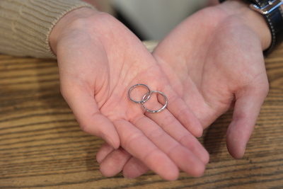 職人にその場で作ってもらう結婚指輪