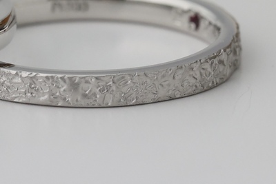 職人にその場で作ってもらう結婚指輪