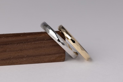 職人にその場で作ってもらう結婚指輪