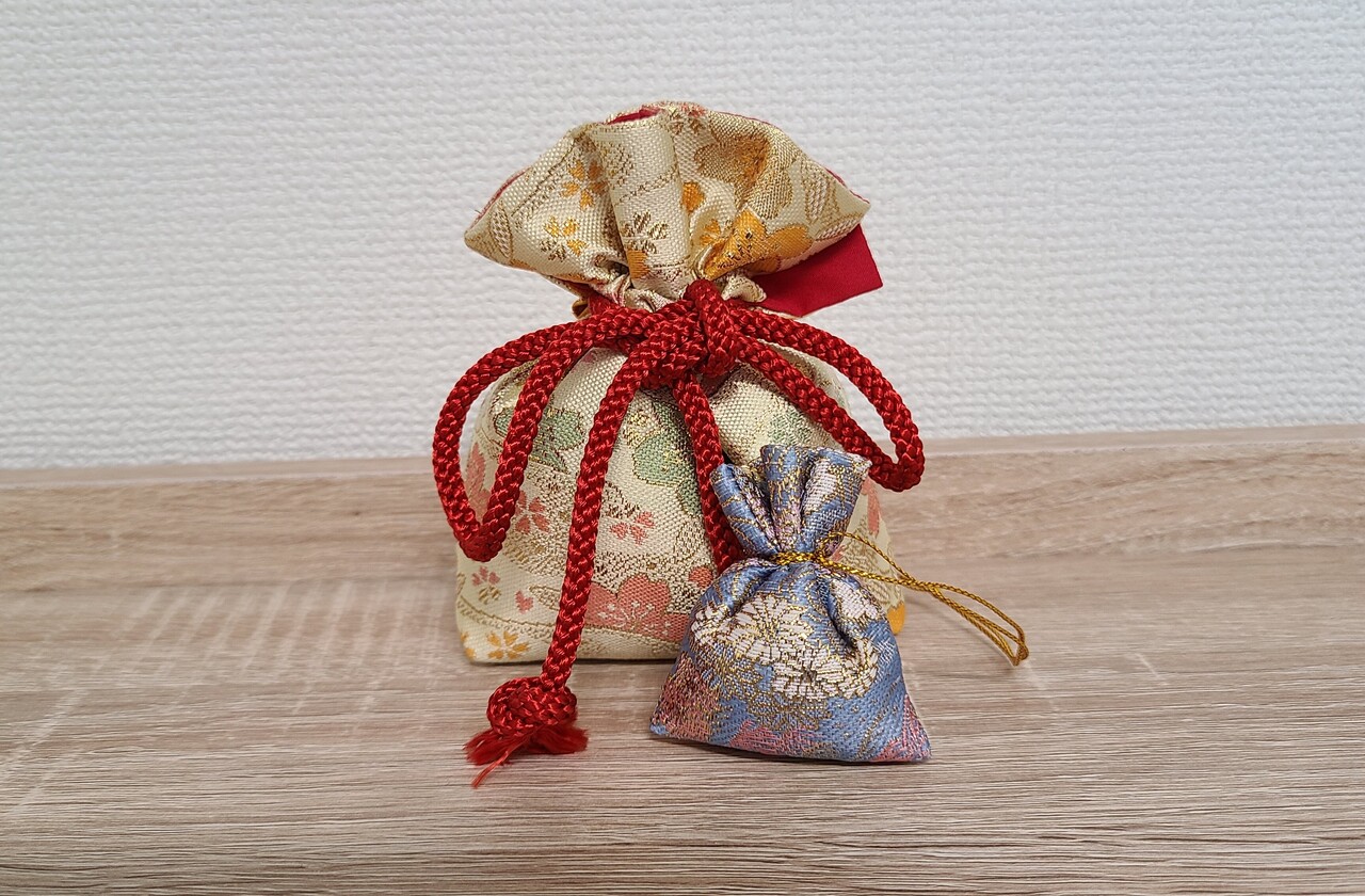 新年の縁起物、華やか『お部屋香』作り　