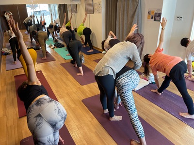 軸を感じるフロー&緩めるヨガ　 🔥🔥🔥 　　kanako