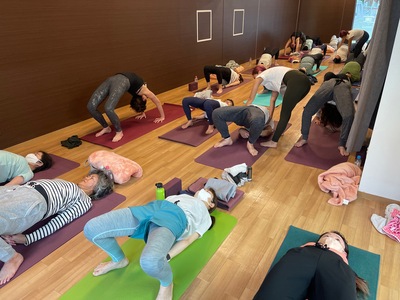 軸を感じるフロー&緩めるヨガ　 🔥🔥🔥 　　kanako