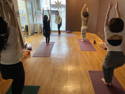 軸を感じるフロー&緩めるヨガ　 🔥🔥🔥 　　kanako