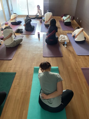 軸を感じるフロー&緩めるヨガ　 🔥🔥🔥 　　kanako