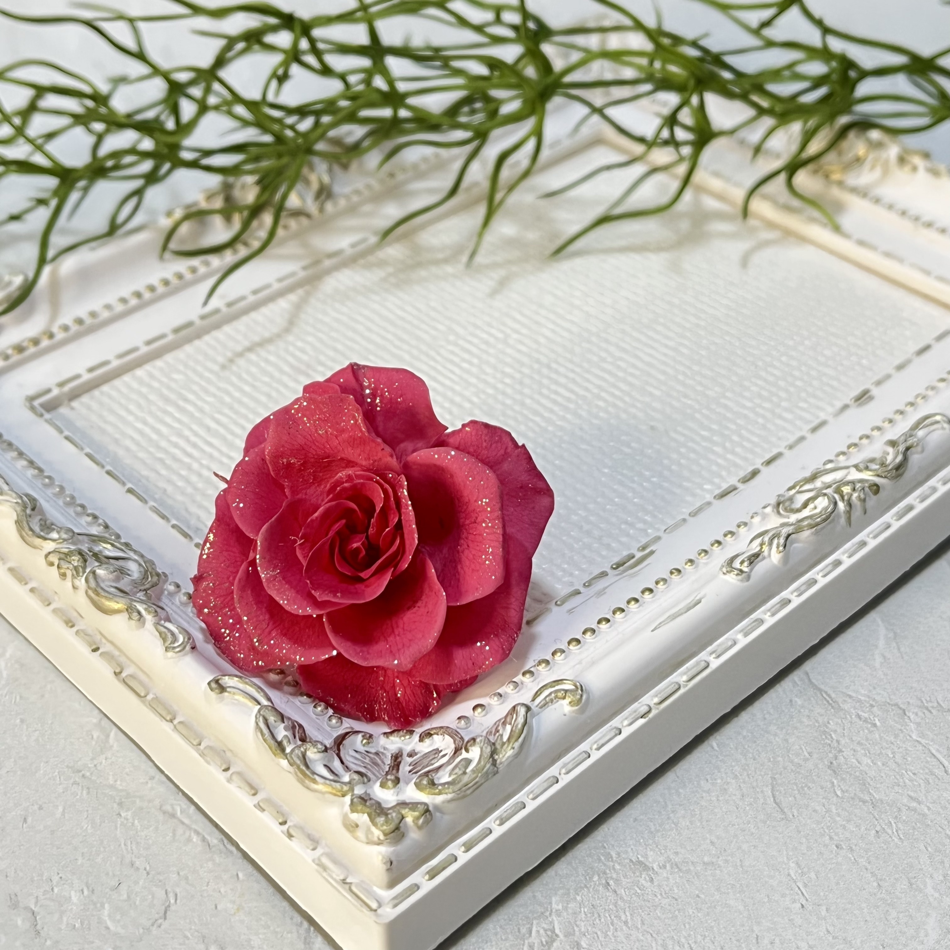 キラキラ開花バラでつくるトピアリーボード