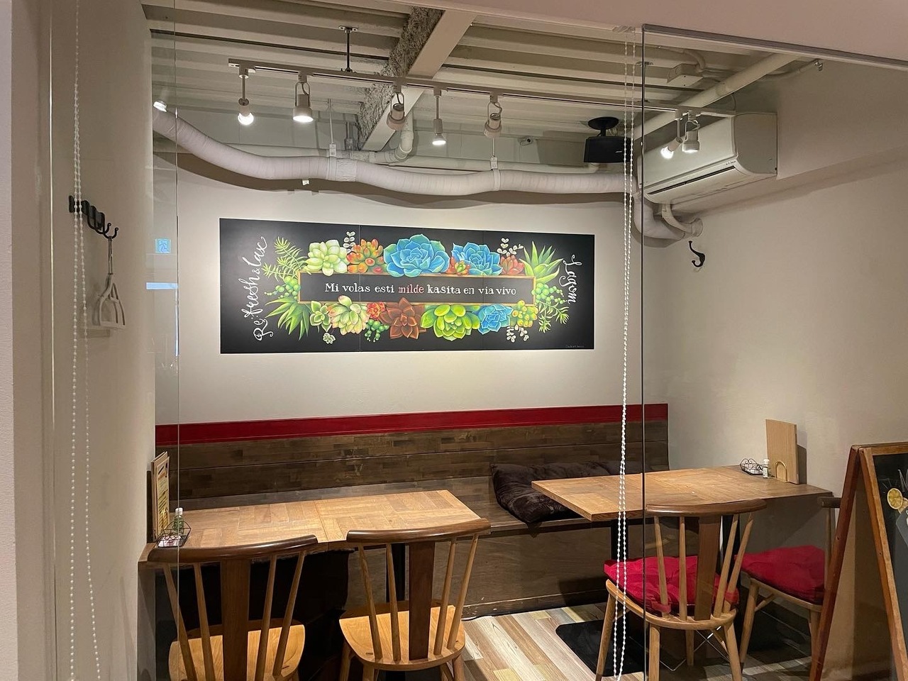 カフェ併設の半個室利用・おしゃれな空間でアナタの「やりたい」を叶えます