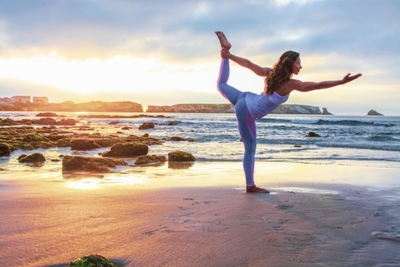 ビーチでヨガレッスン