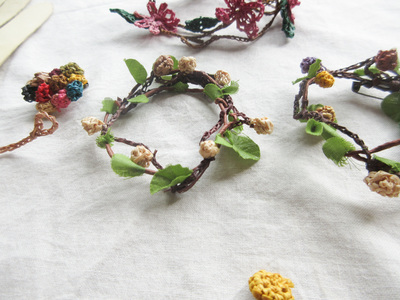 木木「ラフィアのハンドワーク」〜3つのモチーフで作る、  ブローチ・ブレスレット・ネックレス（キット付き＊かぎ針なし）