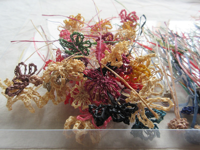 木木「ラフィアのハンドワーク」〜3つのモチーフで作る、  ブローチ・ブレスレット・ネックレス（キット付き＊かぎ針なし）