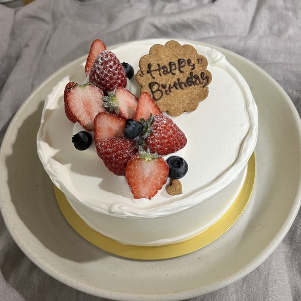 お誕生日ケーキ  アニバーサリーケーキ p800x600_c39a3d2b.jpeg