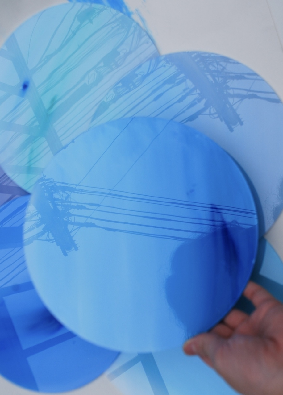 青い本に詩を描く