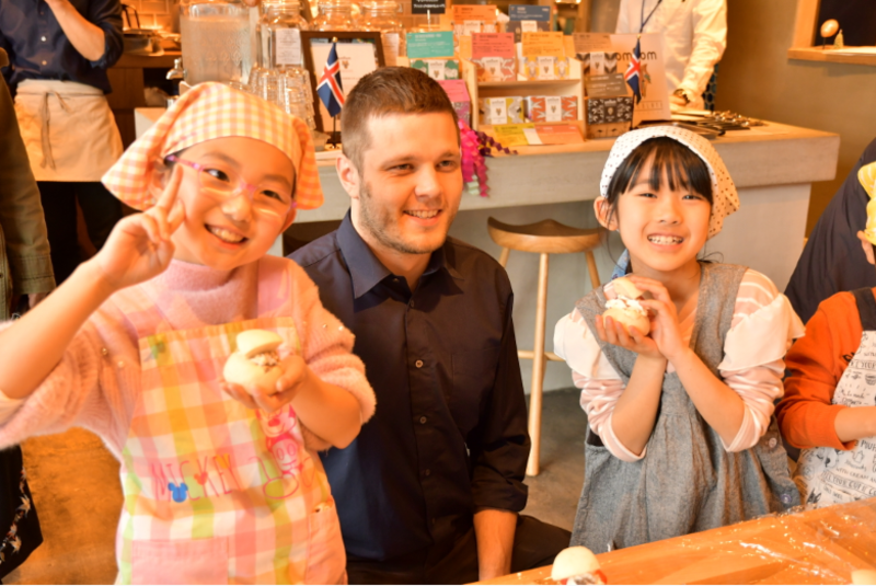 アイスランドのカフェでお仕事体験 〜 名物シュークリーム作りと北欧文化体験〜