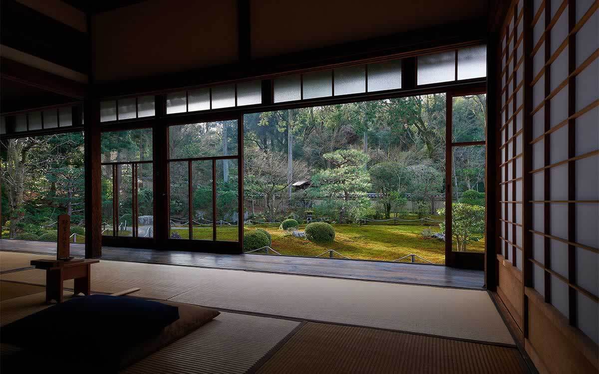 非公開寺院の「離れの間」を貸切 ～800年の歴史ある庭園を眺めて～