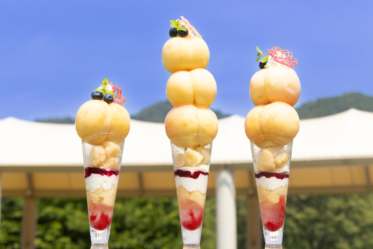 【岡山白桃豪華グラスパフェ】県内近隣 桃農家の新鮮・完熟の桃を使用 