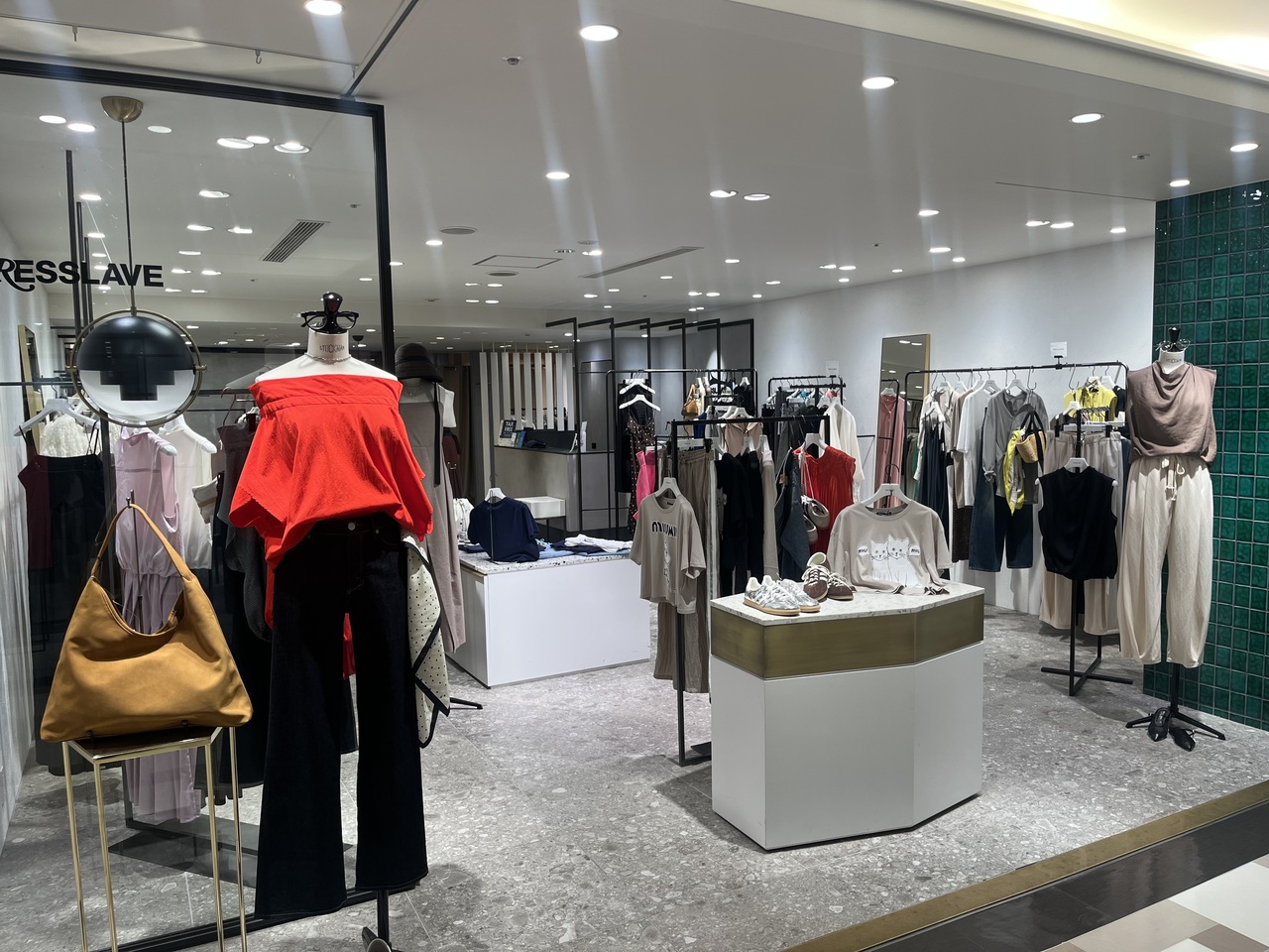 DRESSLAVEルミネ新宿店 予約ページ