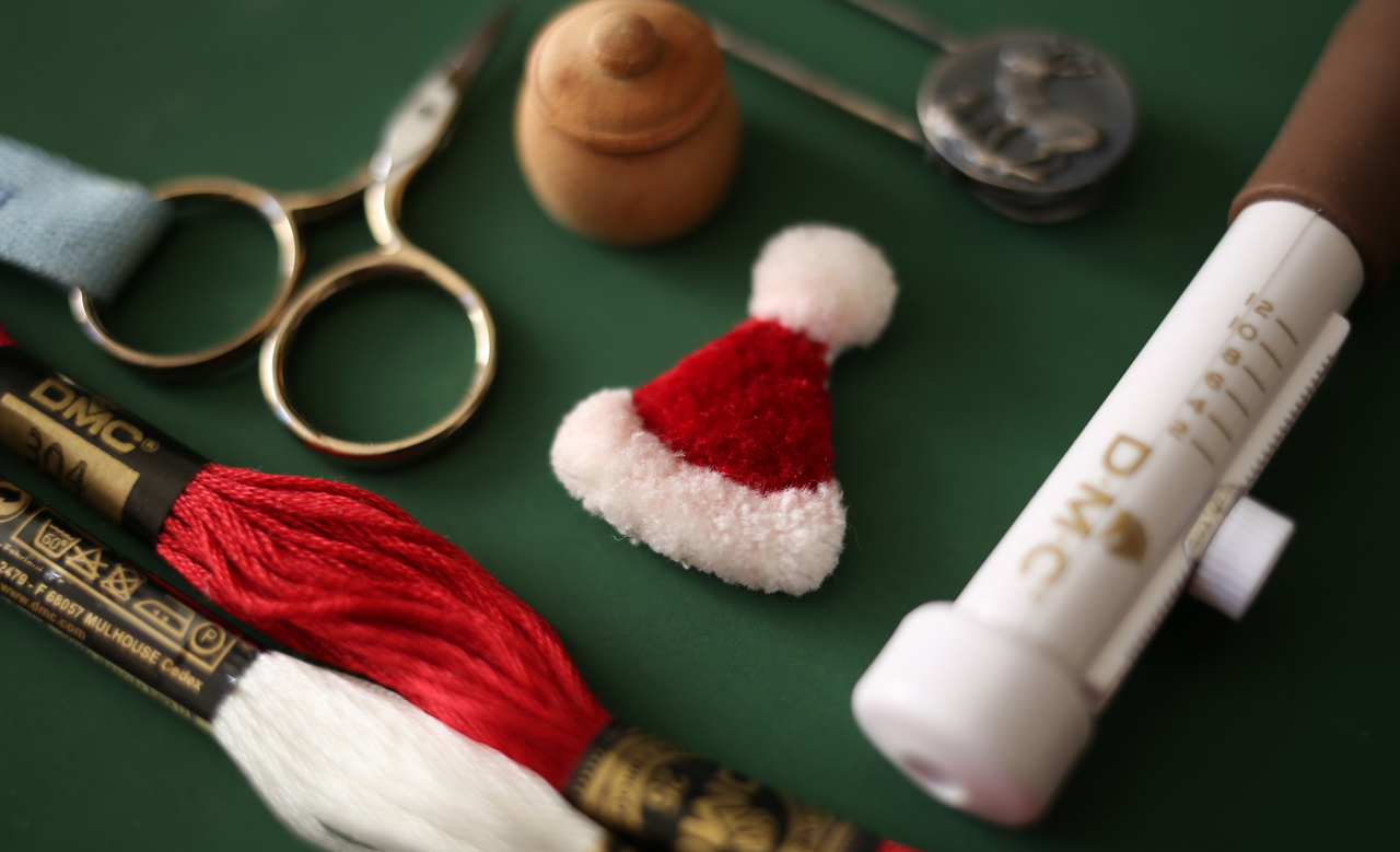 サンタ帽のピンブローチ