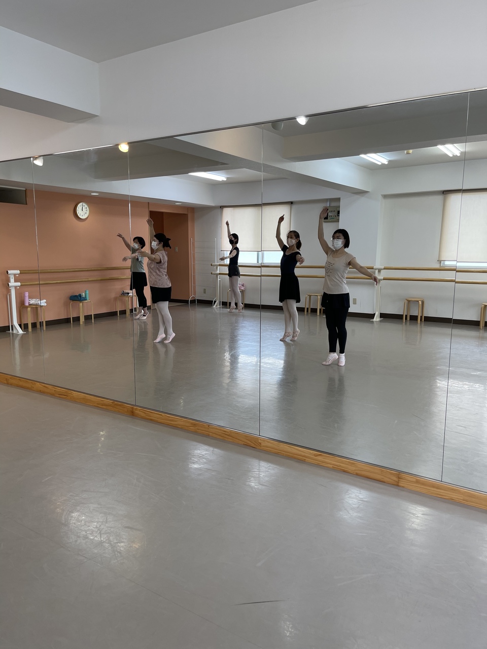 月曜日、木曜日、金曜日、日曜日 大人のバレエ(男性も受講可能)